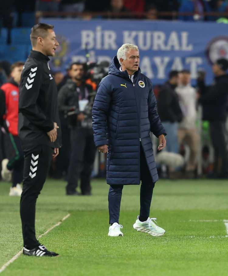 <p><strong>TUDN</strong>'da Jose Mourinho'nun gol sevincinde az kalsın kendisini sakatlayacağını belirtirken, <strong>"Portekizli çalıştırıcı, takımının pazar günü kazandığı zaferle ikonik anlarından oluşan sonsuz arşivine bir bölüm daha ekledi."</strong> ifadeleri kullanıldı.</p>