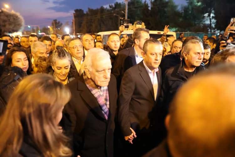<p>CHP'li Esenyurt Belediyesi'nin ardından DEM'li Mardin, Batman ve Halfeti belediyelerine de ter&ouml;r &ouml;rg&uuml;t&uuml; &uuml;yeliği ve ilişkisi nedeniyle kayyum atandı.</p>

<p>&nbsp;</p>

<p>DEM ve CHP, kayyuma karşı neredeyse tek y&uuml;rek hareket ederken CHP i&ccedil;inde sesler farklı farklı y&uuml;kseliyor.&nbsp;</p>
