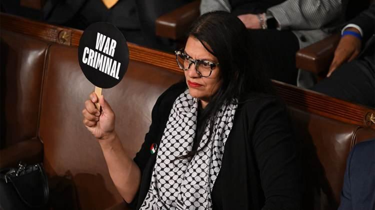<p>Gazze Kasabı Netanyahu, ABD Kongresi'ne gelip konuşma yapmış ve tüm üyeler onu ayakta alkışlamıştı. Temsilciler Meclisi Üyesi Rashida Tlaib ise, Netanyahu'nun ayakta alkışlandığı esnada ayağa kalkarak İsrail Başbakanı'nı protesto etti. </p>
