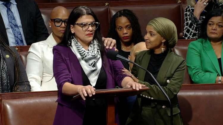 <p>Demokratların Temsilcisi Tlaib, Netanyahu ABD Kongresi'ne geldiğinde; boynunda kefiye, elinde "Soykırım suçlusu" yazan kağıtla dimdik karşısında durduğu görüntü ile hafızalarda.</p>

<p>​</p>
