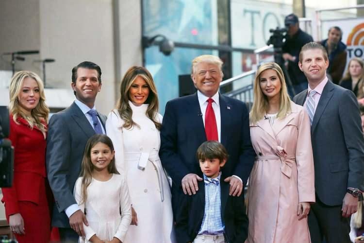 <p>Donald Trump'ın ailesinin çeşitli üyeleri onun siyasi kariyerinde rol oynamış olsa da eski First Lady Melania'da Trump'ın 2024 kampanyasında çok görünmüyordu.</p>
<p>Trump'ın ilk eşi Ivana'dan üç çocuğu var: Donald Jr , Ivanka ve Eric.</p>
<p>İkinci eşi Marla Maples'tan Tiffany'nin bir kızı oldu.</p>
<p>Üçüncü eşi Melania ile 2005'te evlendi ve ondan Barron adına bir oğlu var.</p>