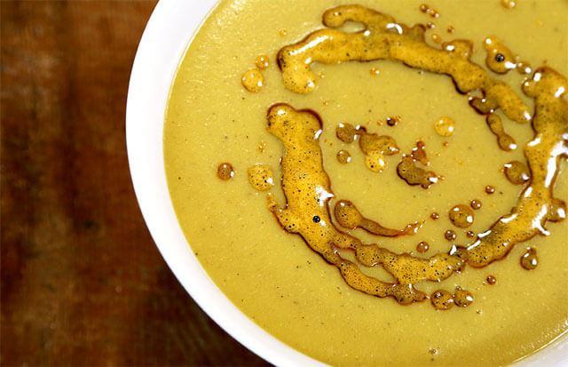 <p>Mercimek &ccedil;orbasının faydalarından biri de v&uuml;cuda sağladığı <strong>antioksidan etkidir</strong>. İ&ccedil;erdiği <strong>antioksidan bileşenler</strong>, serbest radikallerin yol a&ccedil;tığı hasarı azaltır.</p>
