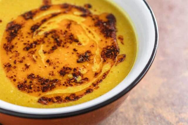 <p>Bu da mercimek &ccedil;orbasının faydaları arasında yer alarak, yaşlanma s&uuml;recini yavaşlatabilir ve kanser gibi <strong>kronik hastalıkların</strong> riskini d&uuml;ş&uuml;rebilir. Ayrıca, mercimekteki <strong>polifenoller</strong> <strong>anti-enflamatuar &ouml;zellikler</strong> g&ouml;sterir.</p>
