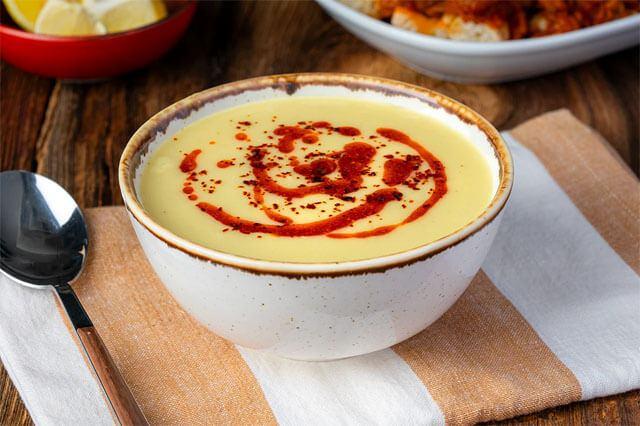 <p>Mercimek &ccedil;orbası, <strong>demir</strong> ve <strong>folat</strong> a&ccedil;ısından olduk&ccedil;a zengindir. <strong>Demir</strong>, hemoglobin &uuml;retimini desteklerken, <strong>folat</strong> da kırmızı kan h&uuml;crelerinin &uuml;retiminde &ouml;nemli rol oynar. Bu nedenle mercimek &ccedil;orbasının faydaları arasında <strong>kansızlık riskini azaltmak</strong> ve <strong>enerji seviyelerini artırmak</strong> bulunur.</p>
