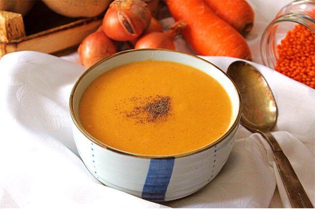 <p>Vegan ve vejetaryenler i&ccedil;in harika bir se&ccedil;enek olmasının yanı sıra, et suyu ile yapılan versiyonları da olduk&ccedil;a lezzetlidir. Eğer sağlıklı bir beslenme tarzını benimsemişseniz, mercimek &ccedil;orbasının faydaları sayesinde bu besleyici &ccedil;orbayı sofralarınızdan eksik etmeyin.</p>
