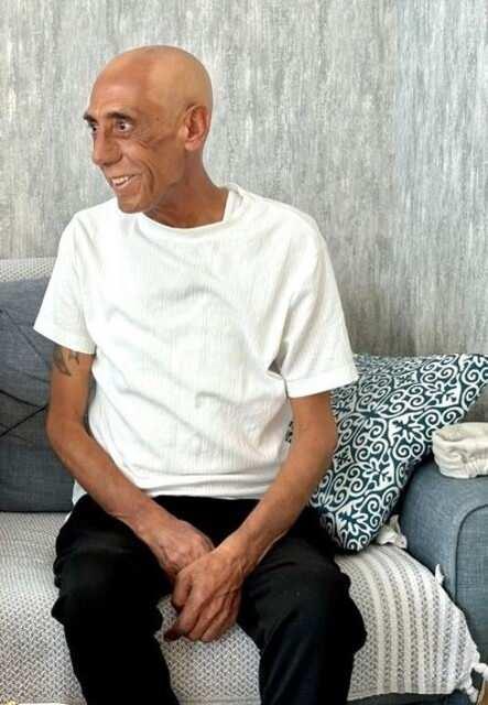 <p>Ankaralı Turgut'un vefat ettiği yönünde çıkan haberler, büyük yankı uyandırdı. Ancak bu iddialara, Turgut'un kızı Eylem Boran'dan yalanlama geldi. Ankaralı Turgut'un vefat ettiği yönünde çıkan haberler, büyük yankı uyandırdı. Ancak bu iddialara, Turgut'un kızı Eylem Boran'dan yalanlama geldi. Eylem Boran, Beyaz TV'deki Söylemezsem Olmaz programına telefonla bağlanarak, babasının hayatta olduğunu ve ölüm haberlerinin asılsız olduğunu açıkladı. Bu açıklama, hem hayranlarını hem de ailesini rahatlatmış oldu.</p>