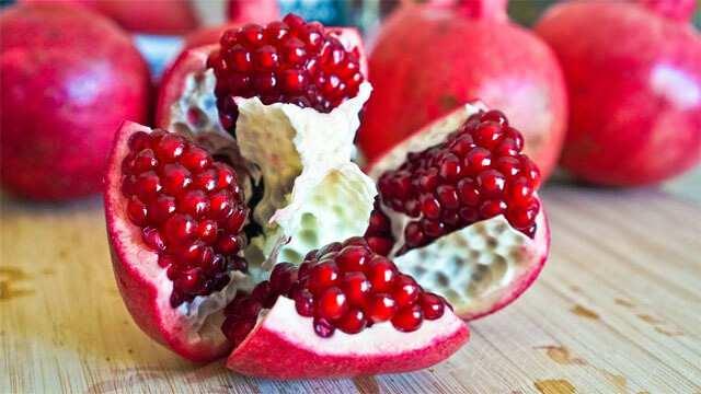<p><strong>Nar</strong>, zengin besin içeriği ve sağlık faydaları ile bilinen bir meyvedir, ancak ayıklaması zor olabilir. <strong>Kalın kabuğu</strong> ve tanelerini ayıran <strong>beyaz zar</strong>, narı tüketirken zorluk çıkarır.</p>