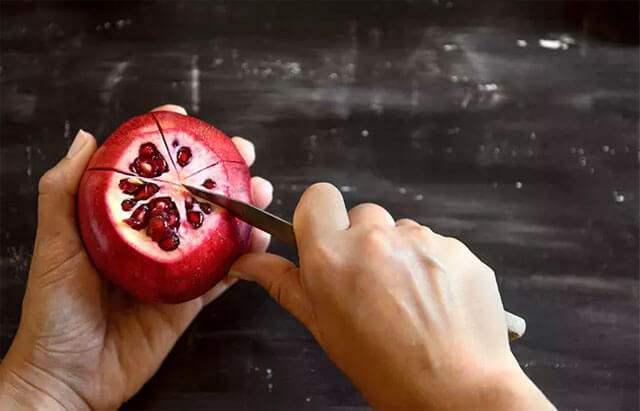<p>Narın yan taraflarına, beyaz zarları fazla derin olmayacak şekilde <strong>dilimler</strong> yapın. Ardından narı iki elinizle nazikçe açarak dilimleri ayırın.</p>