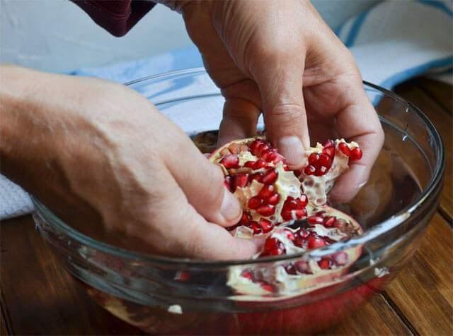 <p>Hazırladığınız nar dilimlerini derin bir su dolu kabın içine yerleştirin. Narı ters çevirerek suya koyduğunuzda, nar tanelerinin dibe çökeceğini ve beyaz zarların yüzeye çıkacağını göreceksiniz.</p>