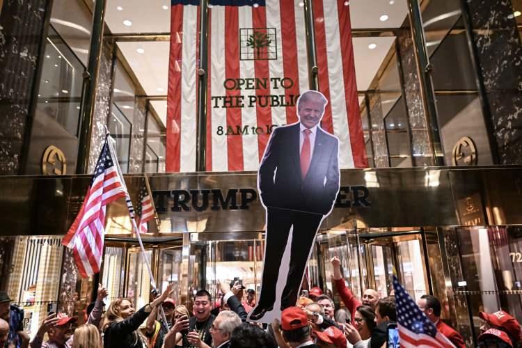 <p>Öte yandan ABD'de oy verme işlemi sonlanırken Cumhuriyetçilerin adayı Donald Trump ile Demokratların adayı Kamala Harris'in yarıştığı seçimlerde kazanan aday 20 Ocak 2025'te yemin ederek 4 yıl süreyle ABD'nin 47. başkanı olacak.</p>
