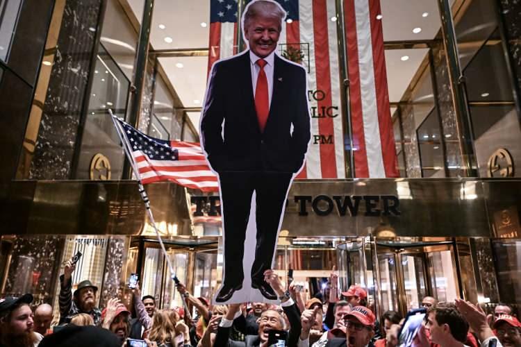 <p>Cumhuriyetçi aday Donald Trump, Florida'daki Palm Beach Kongre Merkezi'ndeki zafer konuşması yaptı. Amerika'nın 47. başkanı olarak seçtiği için halkına teşekkür eden Trump, "Senato'yu da kazandık. ABD'yi ayağı kaldıracağız." dedi.</p>
