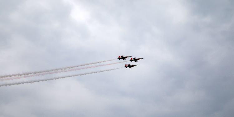 <p><span style="color:rgb(232, 230, 227)">Pilotlar gösteri sonunda varyantlarda bulunan ve bugün yarıya kadar indirilmiş olan dev Türk bayrağına yakın uçuş yaparak Gazi Mustafa Kemal Atatürk'e saygı uçuşunu tamamladı. </span></p>