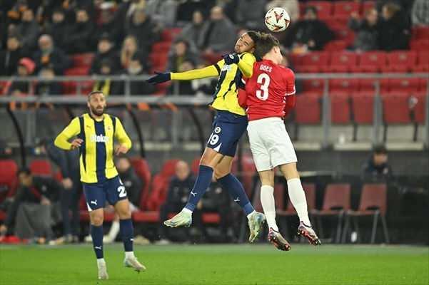 <p>Avrupa kupalarında bugün üç temsilcimizin mücadeleleri tamamlandı. Fenerbahçe, AZ Alkmaar deplasmanında 3-1 kaybetti.</p>
