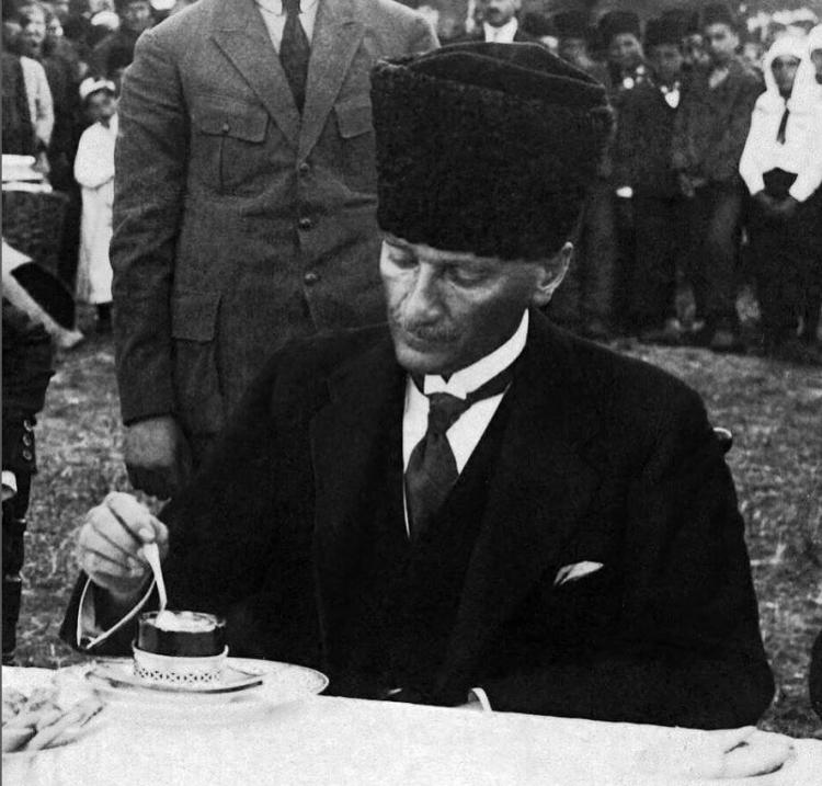 <p><strong>SERENAY SARIKAYA</strong></p>
