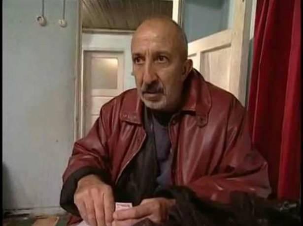 <p><strong>Üvey Baba dizisindeki Halil karakterinin yanı sıra Sinekli Bakkal, Kırık Kanatlar, Gece Sesleri ve Kurtlar Vadisi dizilerinde rol alan Şemsi İnkaya, yıllar sonra ortaya çıktı.</strong></p>