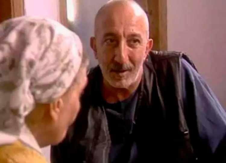 <p><strong>Nişantaşı'nda yürüyüş yaparken objektiflere takılan usta oyuncu Şemsi İnkaya, telefonuyla dikkat çekti.</strong></p>
<p> </p>