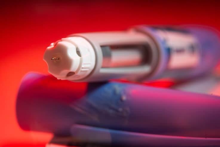 <p><strong> Aşırı tiroid hormonuna bağlı çarpıntı, tansiyon yüksekliği, ellerde titreme, terleme ve aşırı sinirlilikle gelen obeziteli hastalarımın sayısındaki artış, sahte ilaçlarla ilgili durumun ciddiyetini gözler önüne seriyor.” diyerek zayıflama iğnesi konusunda herkesi uyardı. </strong></p>