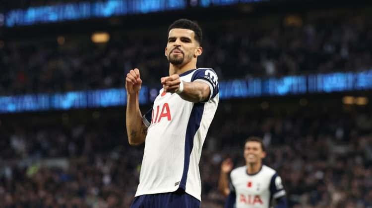 <p><strong><span style="color:#B22222">2) TOTTENHAM HOTSPUR (İngiltere) </span> | YÜZDE 40</strong></p>
<p> </p>
<p>Hücum hattındaki yetenekleri ve Premier Lig rekabetiyle Avrupa’da başarılı olabilir. Kadro derinliği, onları şampiyonluk için güçlü bir aday yapıyor.</p>