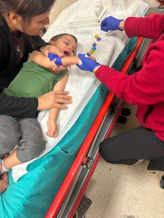 <p>Ardından, anne ve babaları ile birlikte Kızılay'a bağışlamayı düşündükleri kumbaradaki metal paraları saymaya başladılar. </p>

<p> </p>
