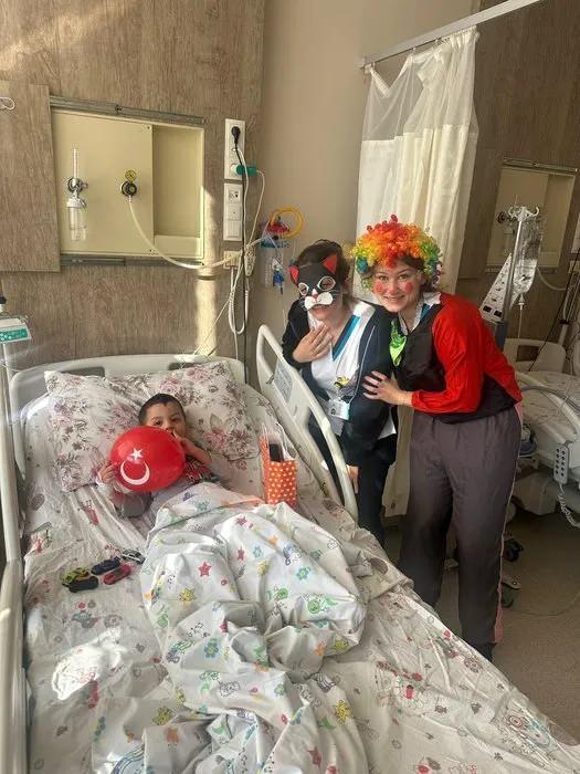 <p>Yapılan 4 saatlik operasyonun ardından para boğazdan çıkarılırken, küçük çocuk ertesi gün taburcu edildi.</p>
