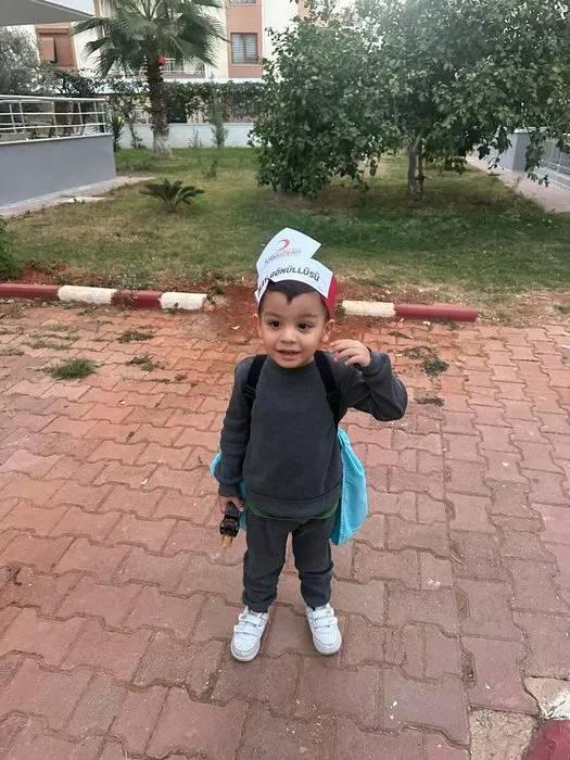 <p><span style="color:#800080"><strong>"İYİ Kİ ÖYLE DURMUŞ"</strong></span></p>

<p>Yaşadıklarını anlatan baba Ziya Özden Tezgel, ikizleri Aras Hasan ve Ali'yi okuldan aldıktan sonra eve geldiklerini belirterek, <span style="color:#800080"><em><strong>"Çocukları aldığımda Aras Hasan ve Ali'nin okulda Kızılay Haftası ile ilgili etkinlik yaptıklarını öğrendik. Kızılay'a bağış yapmak için biriktirdikleri paraların bulunduğu kumbaralarını getirdiler. Salonda hep birlikte paraları sayıyorduk. Anneleri yemek yaptığı için kısa süreliğine içeriye geçtik. Kısa süre sonra Ali yanımıza geldi. Hasan'ın para yuttuğunu söyledi.</strong></em></span></p>
