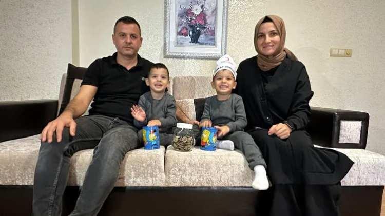 <p><span style="color:#2F4F4F"><strong>"YAPMAZ DEDİĞİM ŞEYİ YAPTI"</strong></span></p>
<p>Anne Filiz Tezgel ise yaşadıklarının kendileri için de önemli bir tecrübe olduğuna dikkat çekerek, "Benim çocuğum yapmaz cümlesinin ne kadar doğru olup olmadığını yaşayarak tecrübe edindim. Çünkü gerçekten benim çocuğum böyle davranmazdı. İlaçlarımız da hep ortadaydı. Bunlara müdahale eden bir çocuk değildi.</p>