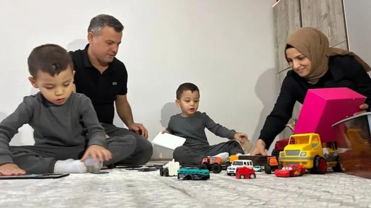 <p>Ama kumbaradaki parayı yuttu. Yapmaz dediğim şeyi yaptı. Ağzına yemek dışında hiçbir şey götürmeyen bir çocuk iken bu olayı yaşadık. Sonucu da bizi üzdü. Para yan yatsaydı, çocuğumuz hiçbir şekilde nefes alamayacaktı. Kardeşinin de onu görmesi bizim için ayrı bir olay.</p>
<p> </p>