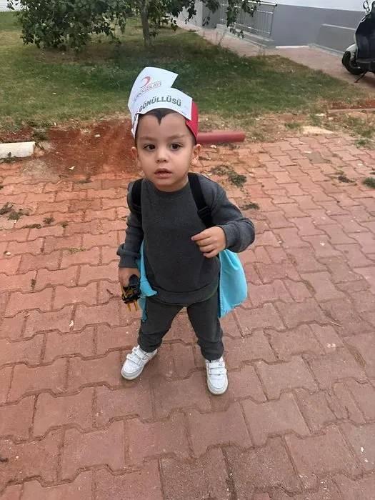 <p>Biz yanlarındaydık, 5 dakikalığına yanlarından ayrılmıştık. Sonra kardeşi gelerek Hasan'ın ağzında bir şey olduğunu ve yuttuğunu söyledi. Hasan'a 'para mı yuttun?' dedim. 'Evet' dedi. Hemlik manevrası yaptırdım ve kusturdum. Ama para boğazında takılı kalmıştı. Verilmiş sadakamız varmış" diye konuştu.</p>
<p> </p>