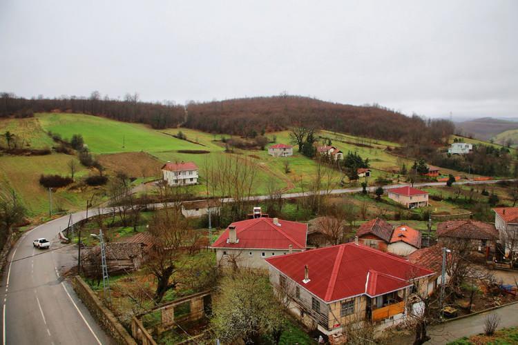 <p>Güncel durumda bölgede villa tipi konut imarlı pazarlanan arsaların lokasyonlara göre birim fiyatları 10- 20 bin TL, tarlalar ise bulundukları konumlara göre 2-7 bin TL arasında.</p>