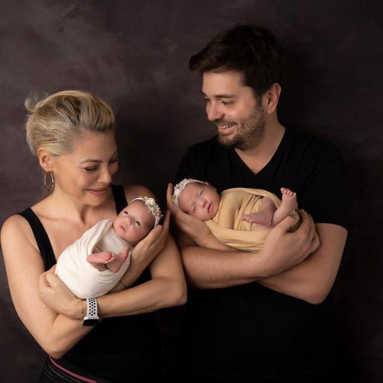 <p>&nbsp;Hayatlarını g&ouml;zlerden uzak yaşayan &ccedil;iftin ikiz kızları olmuştu.</p>
