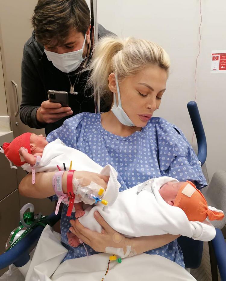 <p>49 yaşında anne olan&nbsp;Sever, ikiz kızlarına&nbsp;Alya ve Sofia adını vermişti.&nbsp;</p>
