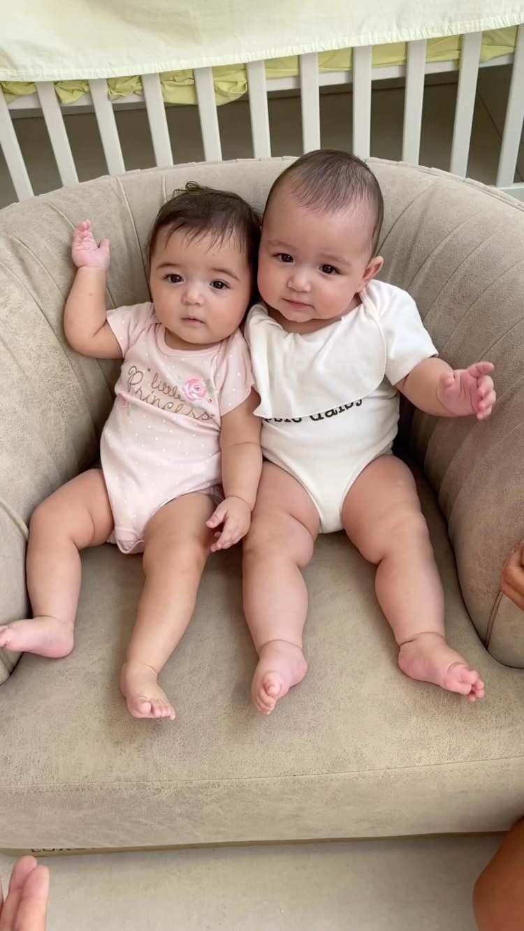 <p>Sosyal medya hesabını aktif kullanan Sever, yaptığı paylaşımlarda, kızlarına sık sık yer veriyor.</p>
