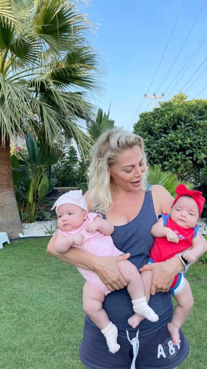 <p>Daha &ouml;nce 8 kez t&uuml;p bebek tedavisi g&ouml;ren oyuncu; ikizlerin doğumundan kısa s&uuml;re &ouml;nce bir r&ouml;portajında,&nbsp;<em><strong>"48 yaşımda hamile kaldım. 49'da doğuracağım inşallah. Ama bir anda hamile kalamadım elbette.</strong></em></p>
