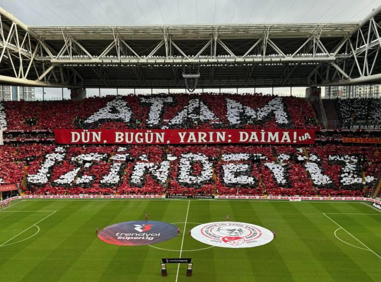 <p>Trendyol Süper Lig’in 12. haftasında Galatasaray’ın Samsunspor’u konuk ettiği mücadelede, Türkiye Cumhuriyeti’nin kurucusu Mustafa Kemal Atatürk unutulmadı.</p>
