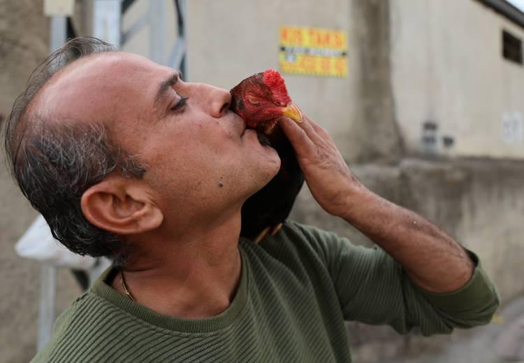 <p>Her yere keçisiyle birlikte gidip gelen Asrinam, 2 sene önce keçisi de tek başına sıkılmasın diye "Nazlı" adını verdiği bir keçi daha satın aldı.</p>
