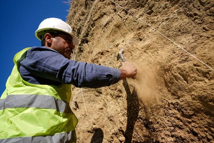 <p>Diri fayların bulunduğu bölgelerde 50 metre uzunluk, 5 metre genişlik ve 4 metre derinlikte hendekler açan MTA, hendek duvarlarında geçmişte yaşanan depremlerin bıraktığı izler üzerinde araştırma yapıyor.</p>
