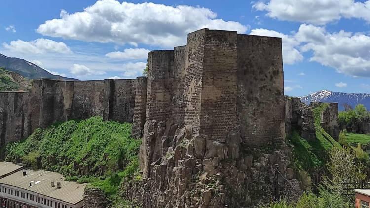<p><span style="color:#FF0000"><strong>Bitlis Kalesi:</strong> </span>Şehrin merkezinde yer almasından dolayı kolayca ziyaret edilebilen kale, Osmanlı ve Selçuklular döneminde bazı değişimlere uğramış. Kalenin 50 metreyi aşan surlarından Bitlis’in en güzel manzarasına tanıklık etmek mümkün.</p>