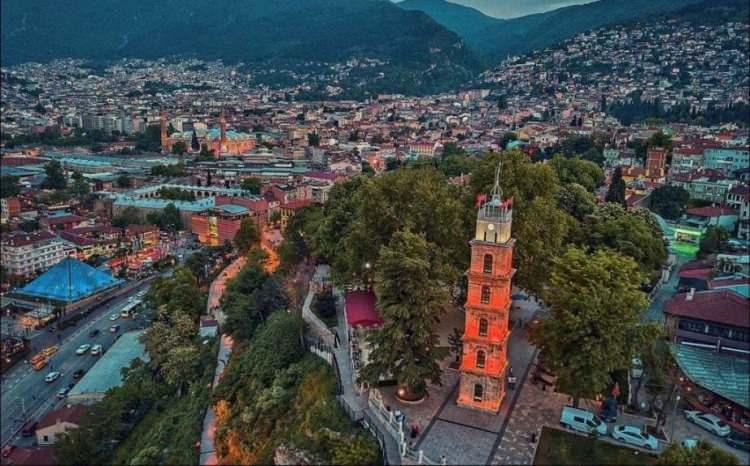 <p><span style="color:#EE82EE"><strong>20- BURSA:</strong></span></p>
<p><span style="color:#EE82EE"><strong>Koza Han: </strong> </span>Bursa Ulu Camii ve Orhan Gazi Camii arasında yürüyerek kolayca ulaşabileceğiniz güzel bir konumda bulunan Koza Han, Bursa şehir gezilerinin değişmez adreslerinden biri. </p>