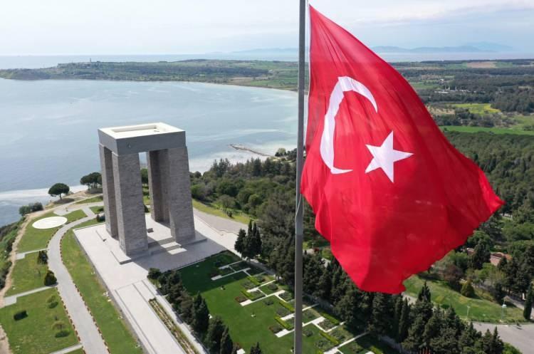 <p><span style="color:#A52A2A"><strong>21- ÇANAKKALE:</strong></span></p>
<p><strong><span style="color:#A52A2A">Namazgah Tabyası:</span> </strong>Çanakkale’ye düzenlenen tarih ve kültür gezilerinin değişmez adreslerinden biri olan ve 1770 yılında temeli atılan Namazgah Tabyası, Çanakkale Boğazı'nın en dar kısmı olan Kilitbahir Kalesi ile Çimenlik Kalesi arasında uzanıyor.</p>