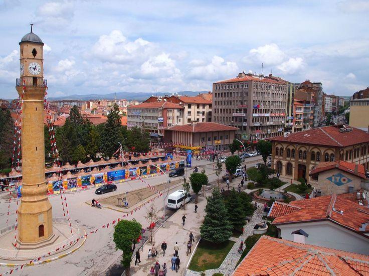 <p><span style="color:#000080"><strong>23- ÇORUM:</strong></span></p>
<p><span style="color:#000080"><strong>Saat Kulesi: </strong></span>Çorum Saat kulesi hem sembolik hem de tarihi bir anlam taşıyor. Saati İstanbul’da Ali Suavi olayını bastıran Yedisekiz Hasan Paşa tarafından inşa ettiriliyor. </p>