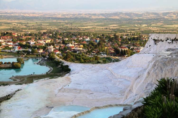 <p><strong><span style="color:#006400">Pamukkale:</span> </strong>Travertenleri ve antik Hierapolis kenti ile UNESCO Dünya Mirası Listesi'nde.</p>