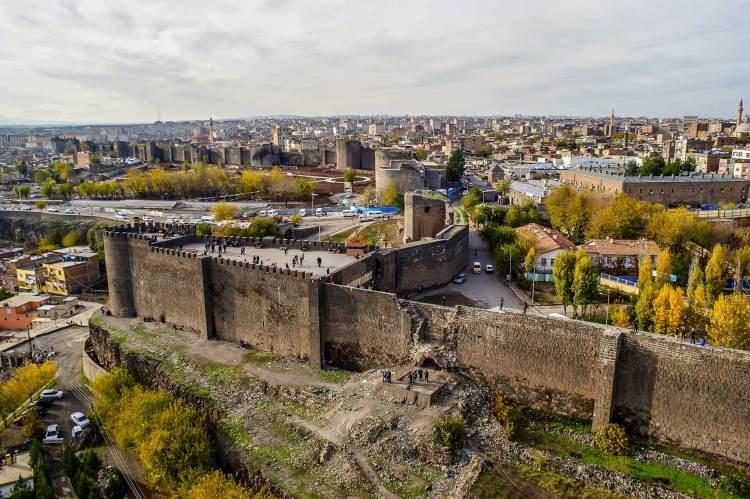 <p><span style="color:#0000FF"><strong>25- DİYARBAKIR:</strong></span></p>

<p><strong><span style="color:#0000FF">İçkale:</span> </strong>Diyarbakır'ın ilk yerleşim bölgelerini de kapsayan İçkale, 1524 ile 1526 yıllarında Kanuni Sultan Süleyman döneminde, klasik Osmanlı mimari tarzda tekrar inşa edilmiş bir şaheser.</p>
