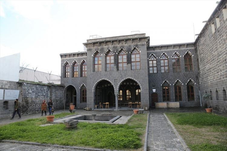 <p><strong><span style="color:#0000FF">Diyarbakır Kent Müzesi:</span> </strong>Şehrin en çok ziyaret edilen müzelerinden biri olan Diyarbakır Kent Müzesi, büyüleyici güzellikteki Cemil Paşa Konağı’nın taş ve ahşap mimarili odalarında zengin koleksiyonlarıyla çok ilgi görüyor.</p>
