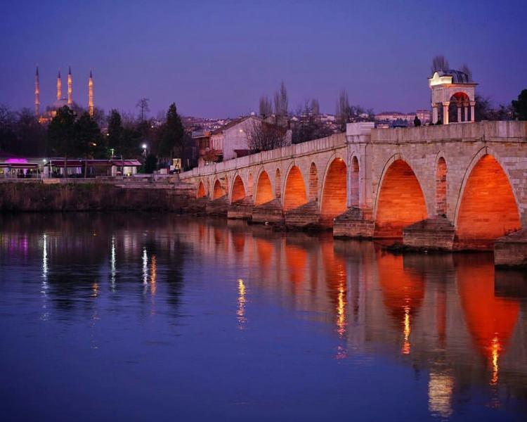 <p><span style="color:#FFA07A"><strong>27- EDİRNE:</strong></span></p>

<p><span style="color:#FFA07A"><strong>Selimiye Camii ve Külliyesi:</strong></span> Osmanlı İmparatorluğu’nun İstanbul’dan önce başkentliğini yapmış Edirne şehrindeki Selimiye Camii ve Külliyesi, 2011 yılında UNESCO Dünya Miras Listesi’ne dahil edilmiştir.</p>

<p> </p>
