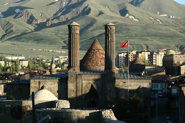 <p><strong><span style="color:#FF0000">30- ERZURUM:</span></strong></p>
<p><strong><span style="color:#FF0000">Çifte Minareli Medrese: </span></strong>Selçuklu dönemine ait, ünlü medrese.</p>