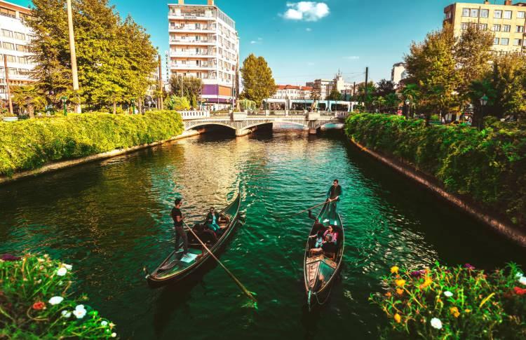 <p><span style="color:#800080"><strong>Porsuk Çayı: </strong></span>Eskişehir'in ortasından geçen, gondol turlarının yapıldığı çay.</p>