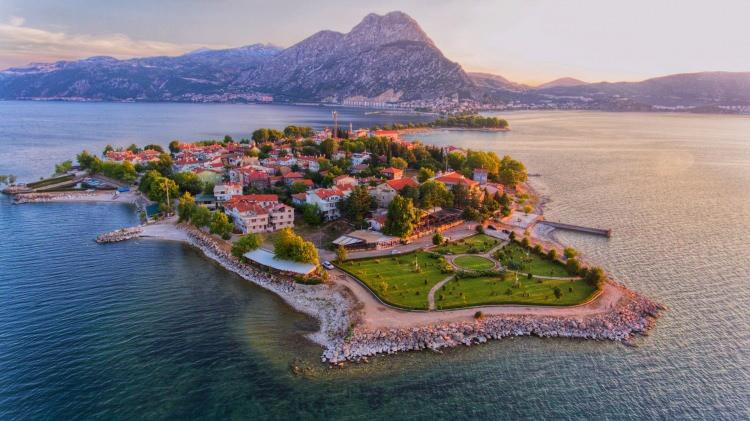 <p><span style="color:#0000FF"><strong>38- ISPARTA:</strong></span></p>
<p><span style="color:#0000FF"><strong>Gül Bahçeleri: </strong></span>Isparta'nın ünlü güllerinin yetiştiği tarlalar.</p>
