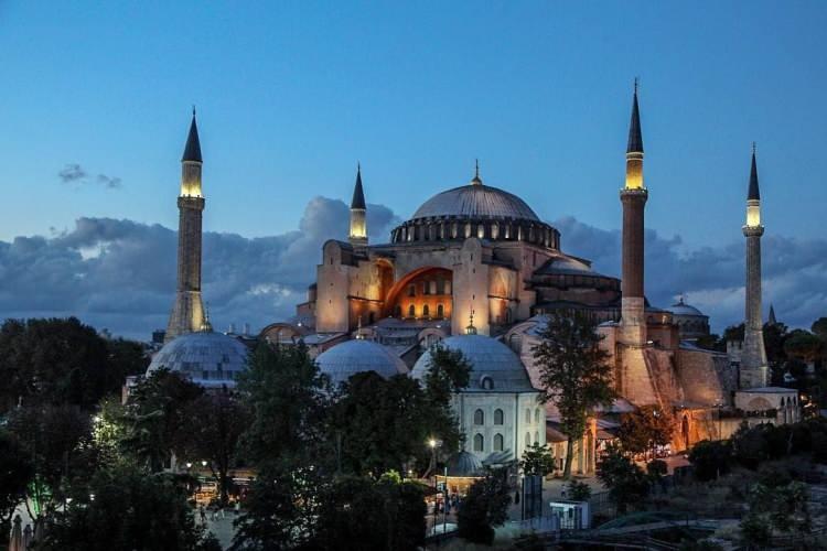 <p><strong><span style="color:#FF0000">Ayasofya: </span></strong>Bizans ve Osmanlı dönemlerinden kalma tarihi ibadet yeri.</p>