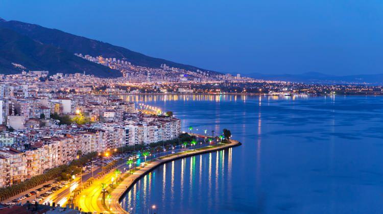<p><span style="color:#FF8C00"><strong>40- İZMİR:</strong></span></p>

<p><strong><span style="color:#FF8C00">Saat Kulesi:</span> </strong>İzmir'in simgesi olan tarihi saat kulesi.</p>
