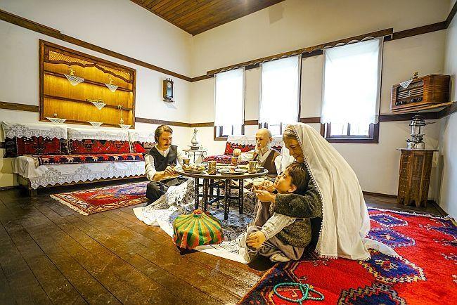 <p><span style="color:#FFA500"><strong>Malatya Kültür Evi:</strong> </span>19. yüzyılda inşa edilen tarihi bir konağın restore edilmesiyle hizmete başlayan Malatya Kültür Evi, şehrin etkileyici kültürel geçmişini anlamak isteyenlerin ilk uğraması gereken yerlerden biri. </p>
